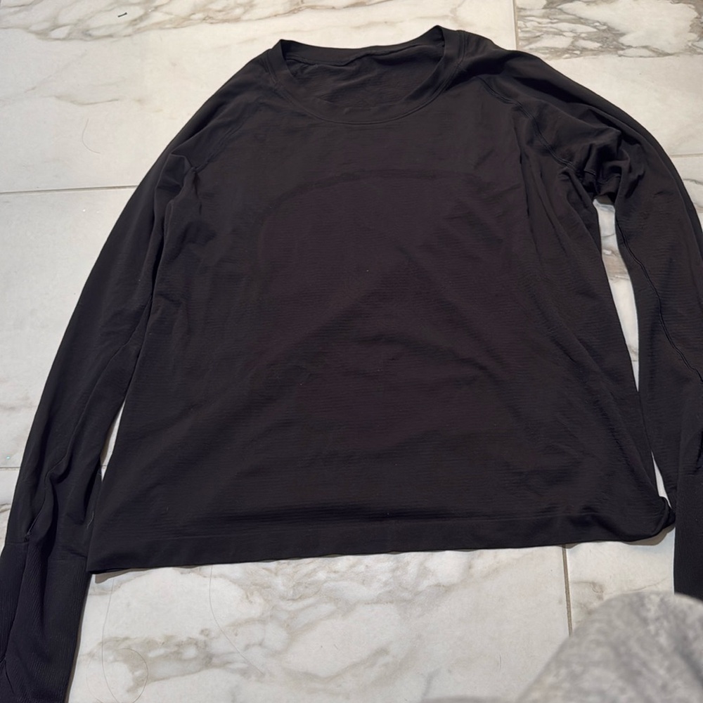 Lululemon swiftly tech long sleeve shirt 2.0 
Waist length 
Size 10